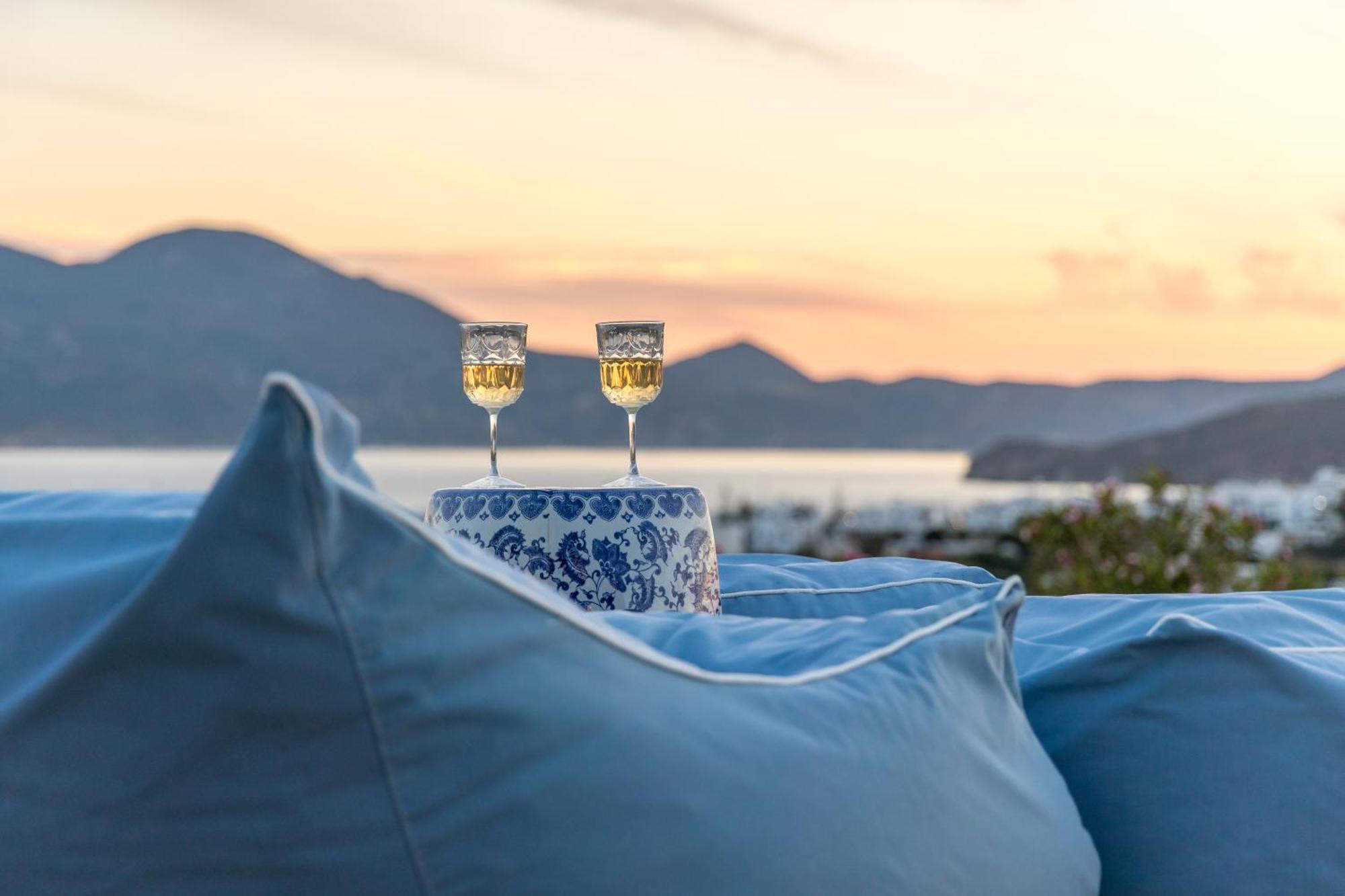 Blu Suites And Studios Адамас Экстерьер фото